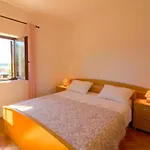Apartment Liliana Near Beach